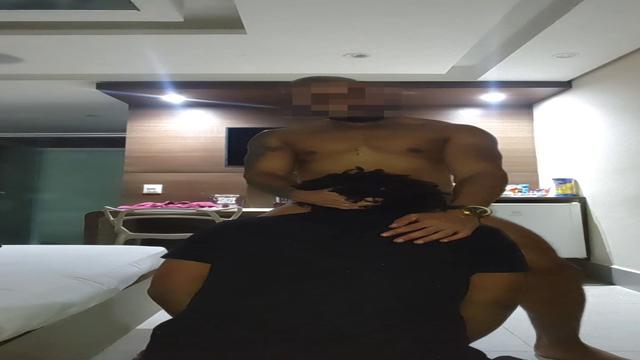 Botando o muleke de joelhos pra mamar rola