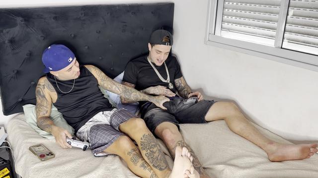 Dei perdido na minha mulher para ficar com meu amigo 