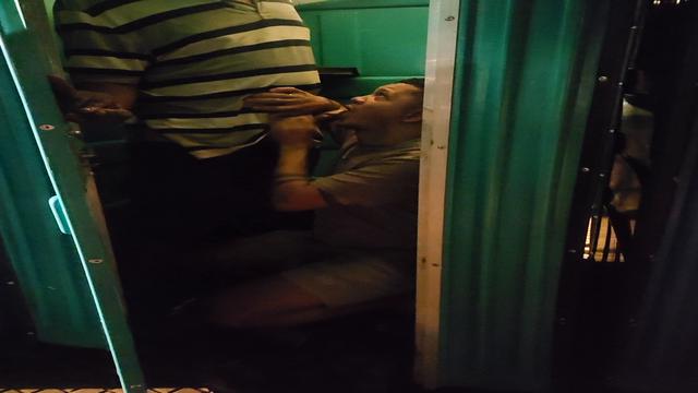 Mamando o negão no banheiro de rua ??