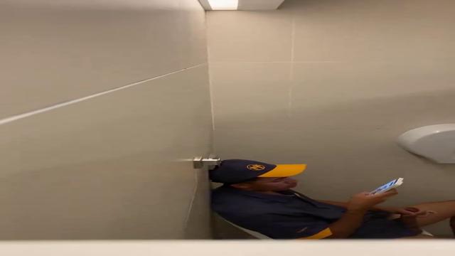 Maloka batendo uma no banheiro do shopping 