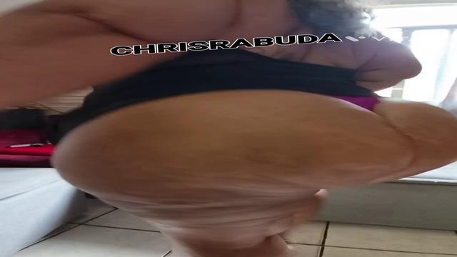 CHRISRABUDA EXIBINDO RABÃO E BUCETÃO 