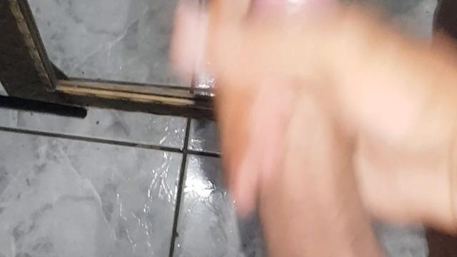 Gozando no banheiro