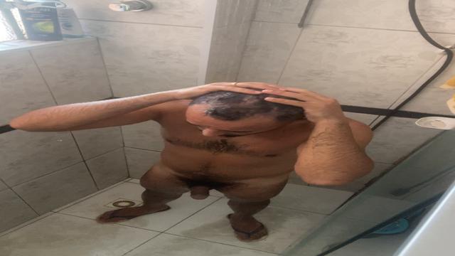 UM BANHO GOSTOSO, VEM TOMAR BANHO COMIGO.