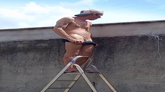 Gozei gostoso espiando a vizinha pelo muro. 