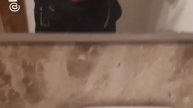 Macho foi ao banheiro e me mostrou o tamanho do tesã...