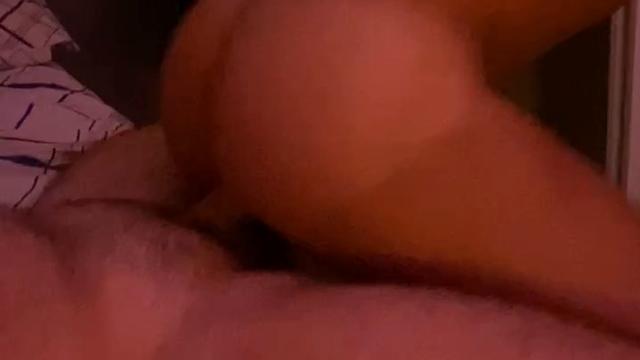 Sentando gostoso no gordinho 