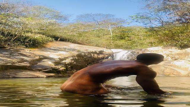 Tomando banho pelado no cachoeira 