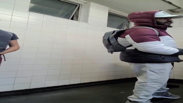 Negão macho e roludo liberando o pau pra galera mamar