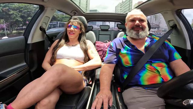Marombada gets into the car naked - Thais Santos