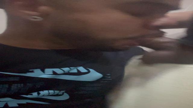 Putao não aguentou minha boquinha quente e gozou logo 