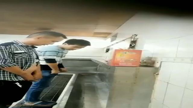 Pegacao de asiaticos dentro do banheiro