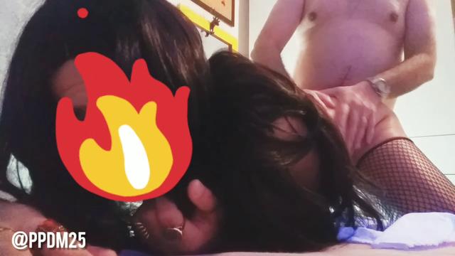 Coroa soca fundo na cadela...