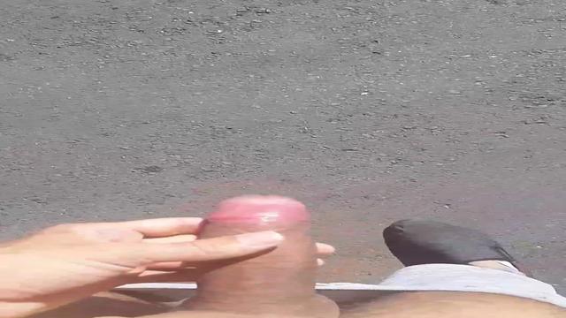 Ajoelha aqui e deixa eu dar uma mijada em você