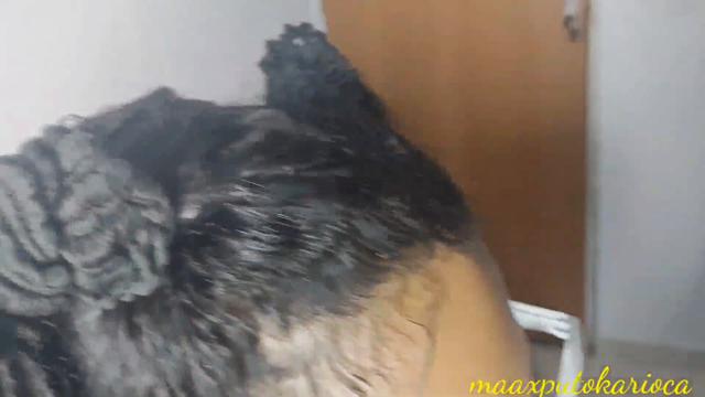 Sobrinha safada seduziu o tio e acabou tomando leitinho na boca 