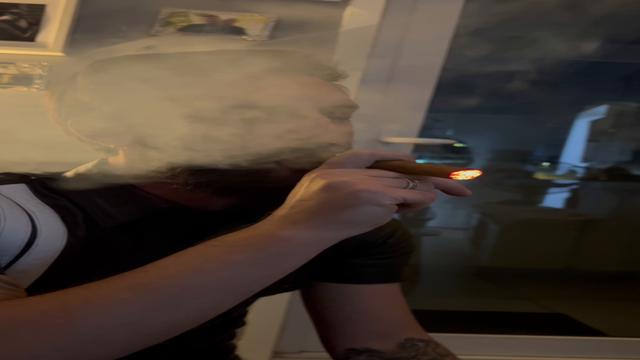 Fumando um bom charuto
