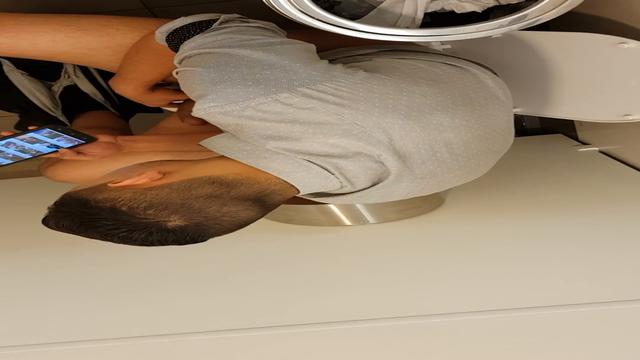 Flagrei um executivo da empresa batendo uma no banheiro