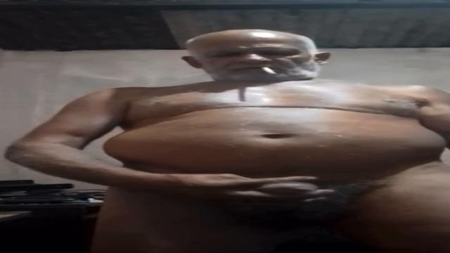 Mecânico roludo vídeo inédito mais de 10 minutos com ele gozando mostrando a bunda .. quem sente tesão por macho fumando ? Mais um inédito dele 60 anos 