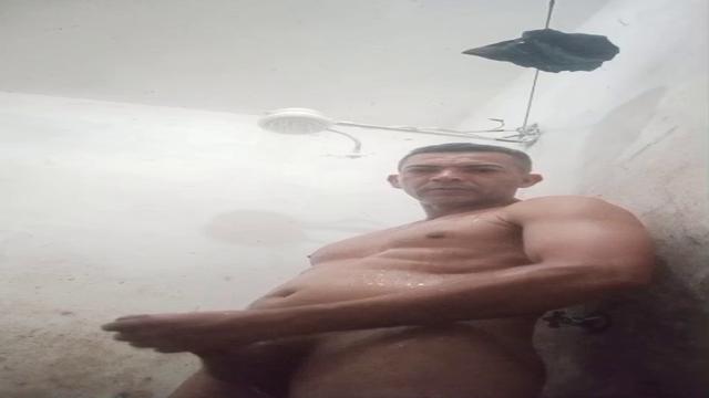 Leite + banho desse branquinho gostoso .. rola grand...