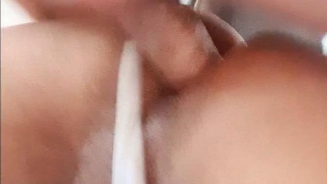 De calcinha branca levando rola