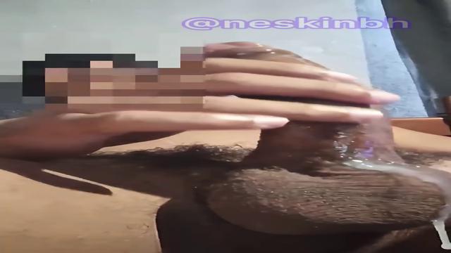 Coloquei o massageador no pau e acabei gozando gostoso e meu amigo na vídeo chamada vendo tudo