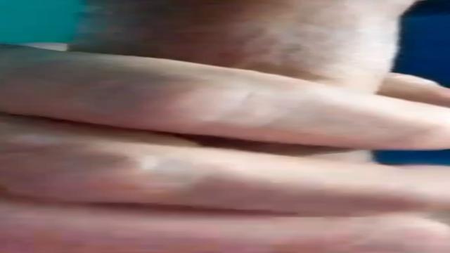 Coroa inédito aqui mostrando a rola com a mulher em casa em breve leitinho dele 52 anos 