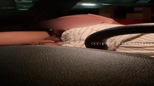 Tomando leite no carro