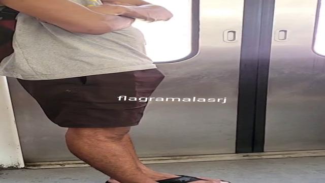 Maloka sem cueca no trem.