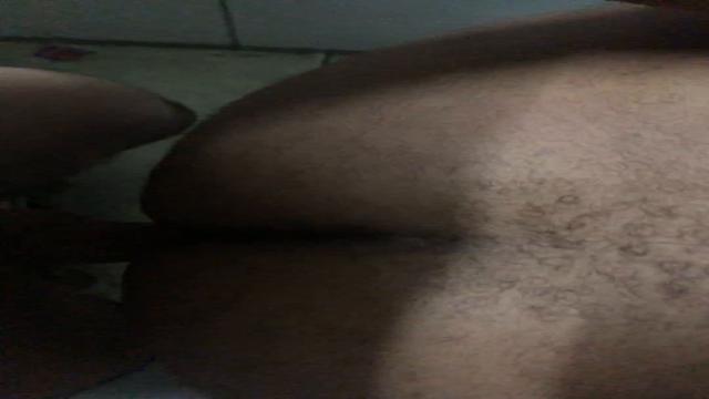 Dei o cuzinho gostoso na cabine 