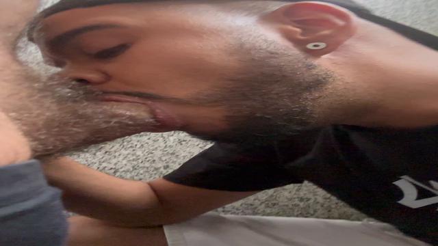 Putao de rola grossa me colocando pra mamar no banhe...