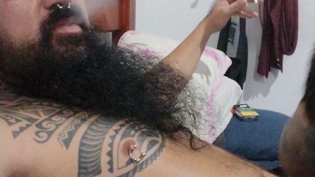 Ganhando uma mamada enquanto fumo!