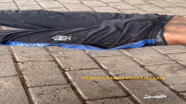 Safado deitado no chão só queria gozar 