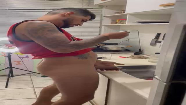 Levando o pau ma pia da cozinha.