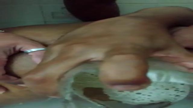 Recebendo a cervejada no rabo