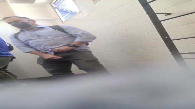 Pegação rola solta dentro banheiro da estação