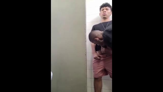 Compilação de vários machos pauzudos mijando e se pe...