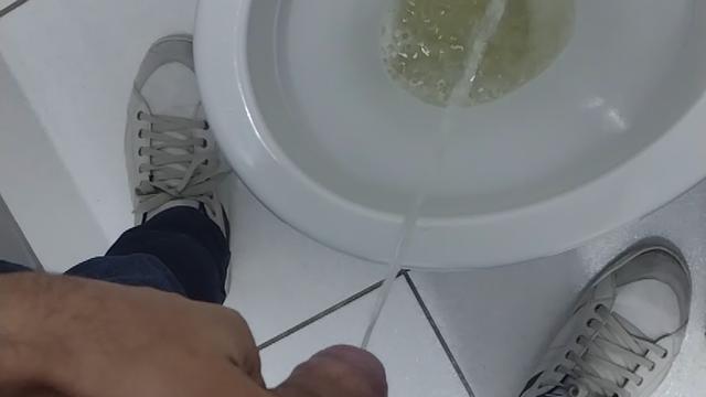 Mijando no banheiro do curso 