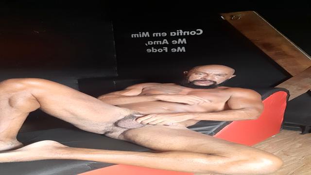 Solo acariciando meus mamilos