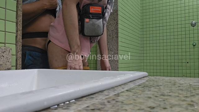 305 - De 4 na pia do banheiro