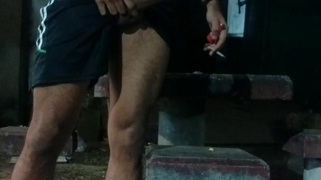 Fumando maconha na rua e tocando uma punheta