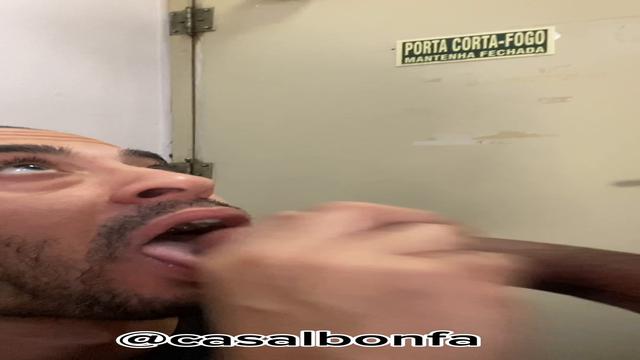 Segurança casado de uma loja do centro,me pôs pra mamar