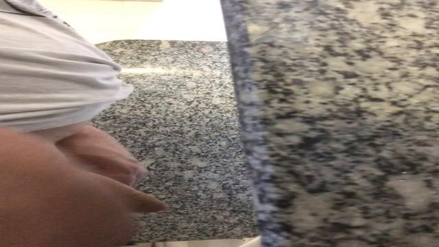 Casado caçando no terminal de ônibus