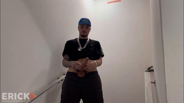 Punheta na saída de emergência ? 