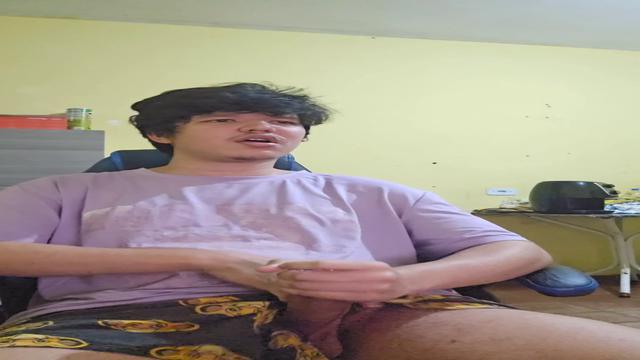 Botando a rola pra fora e batendo uma