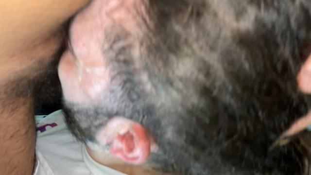 Servindo um macho ativo e bissexual 