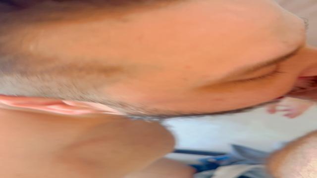 Mamei e engoli gostoso o pau do vendedor 