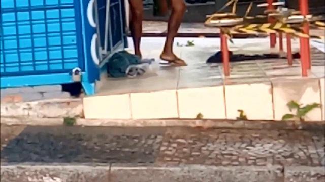 238- Andarilho se banhando na praça publica