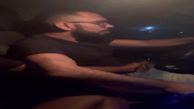 Fiquei sem bateria na rua e tiver q transar com o uber para ele me levar para casa.