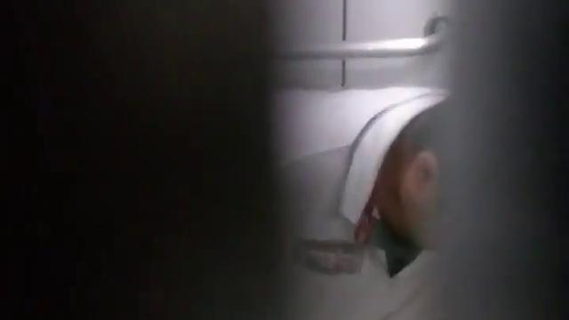 Punheta no banheiro da estação
