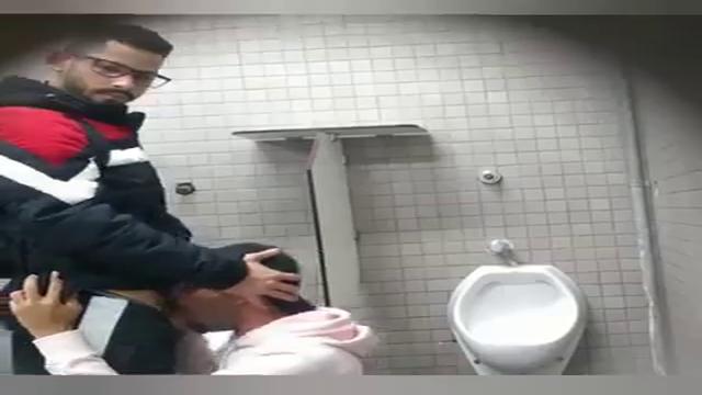 E essa pegação no banheiro delícia 