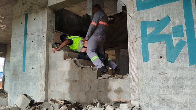 Trabalhando na construção pausa pra fuder o colega 